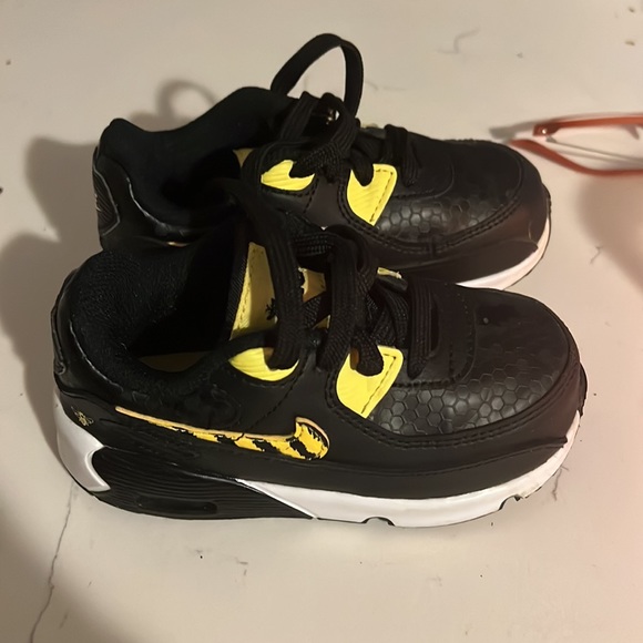 Size 8C Nike black yellow bee theme shoes - Picture 2 of 2